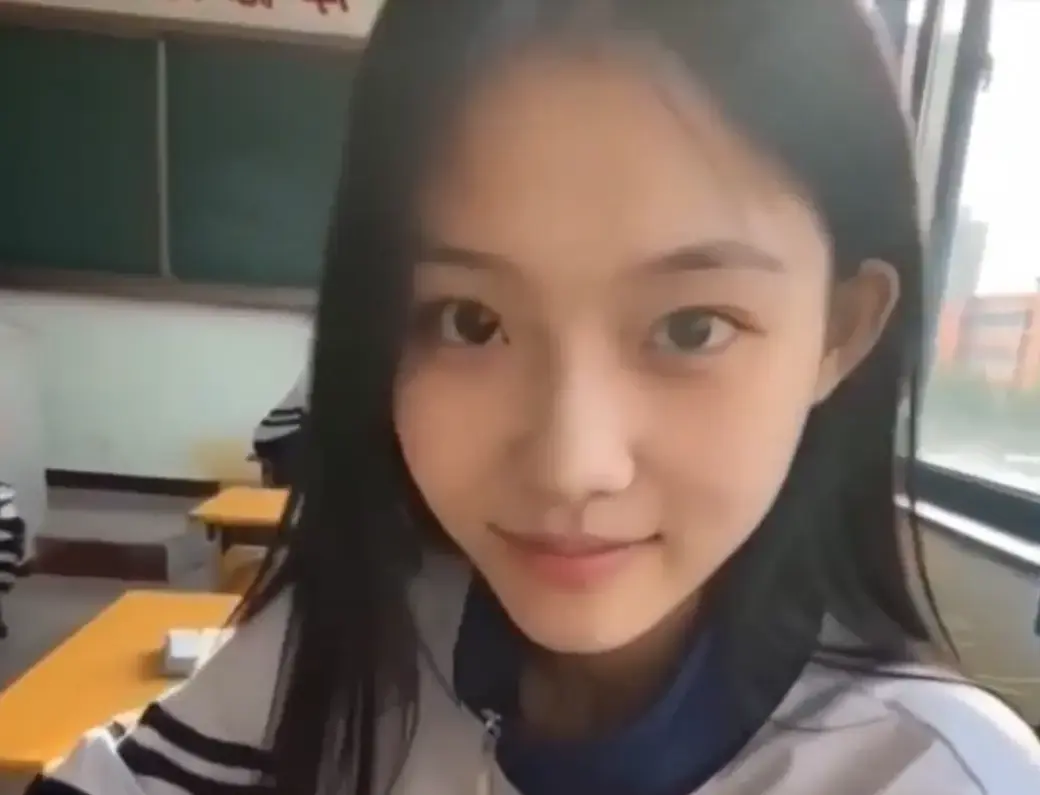 《我的十八岁女友》无删减版在线播放 - 黄果AI短剧高甜治愈全集 - 4K蓝光画质免费在线观看